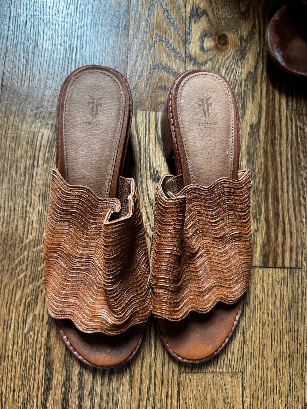 Frye Women's Cindy Mule Wavy Slide Sandals